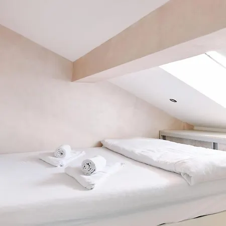 Center Queen Size Bed Sofa Additional Living Area For 2 Appartement *